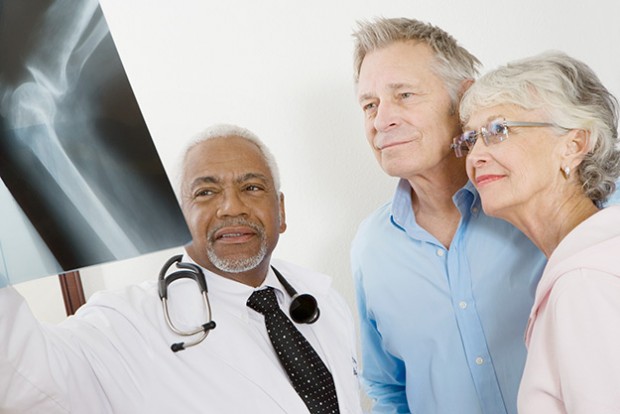 A doctor shows hispatients a knee xray